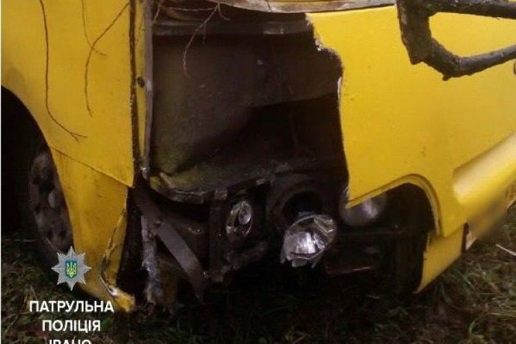 Водій маршрутки збив електроопору і втік