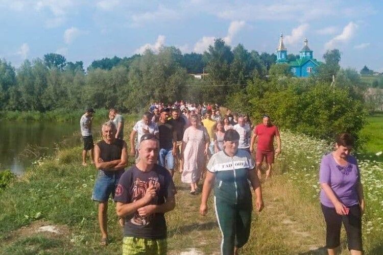 На Горохівщині – скандал: більше сотні селян прийшли на мітинг проти орендаря ставка (Фото, відео)