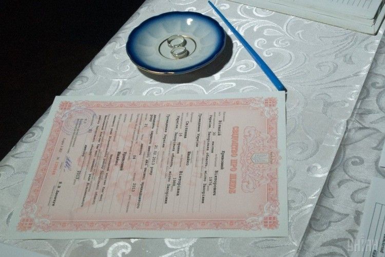 В Івано-Франківську 97-річний чоловік взяв за дружину 64-річну жінку