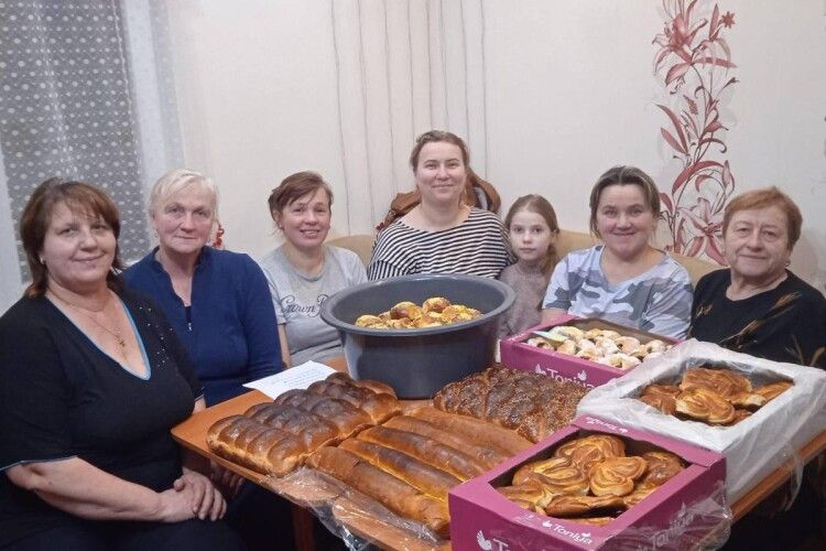 «Їжте хлопці пироги, нехай згинуть вороги!»: волинські господині передали смаколики українським захисникам