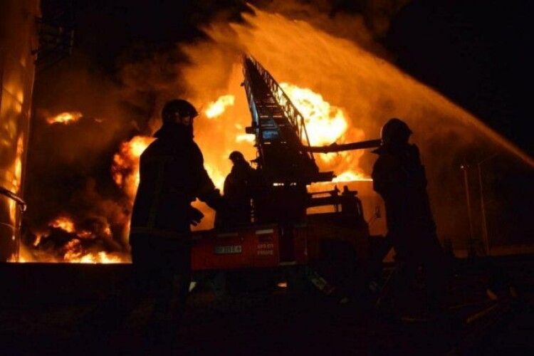Пожежу на рівненській нафтобазі досі гасять 67 рятувальників (Фото)