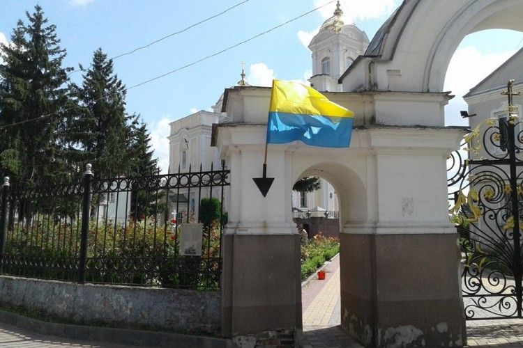 Біля Свято-Троїцького кафедрального собору в Луцьку вивісили догори дриґом синьо-жовтий прапор (фото)