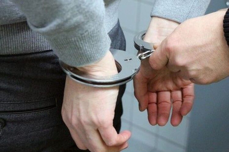 Волинянин пограбував магазин і викрав автівку: його судили