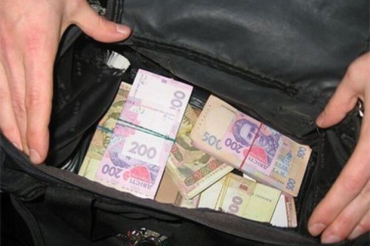 У Рівному знайшли повну сумку грошей. Повернуть власнику за невелику винагороду (Фото)
