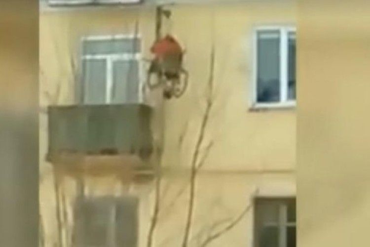Російські реалії: щоб дістатися квартири інвалід щодня видирається по канату (Відео)