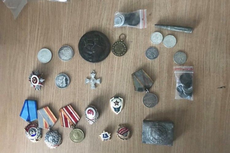 Волинські митники не дозволили вивезти з України історичні  цінності