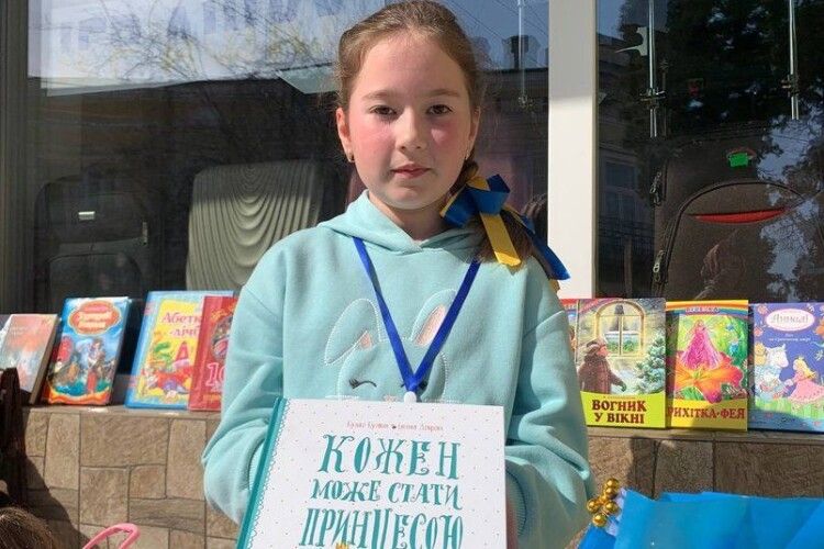 На Тернопільщині 9-річна дівчинка продає власні іграшки, щоб купити тепловізор для військових (Фото)