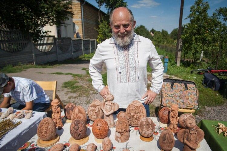 Рівненський автор унікальних писанок з кераміки тепер творить і для ЗСУ (Фото)