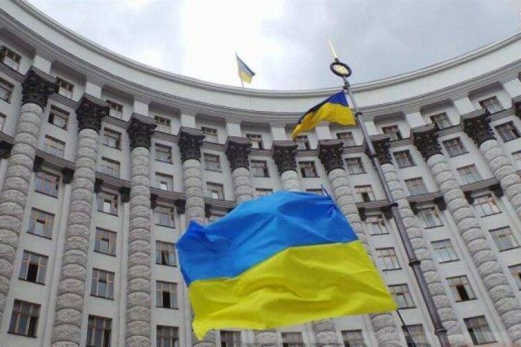 Уряд пропонує вдвічі зменшити кількість чиновників в Україні 