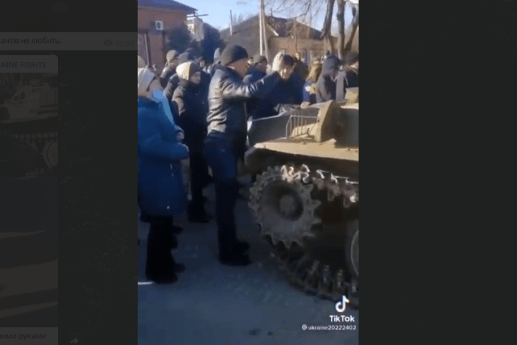 Жителі Куп’янська без зброї відтиснули окупантів і підняли синьо-жовтий прапор (Відео)