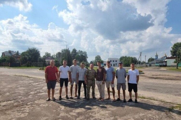 Наймолодшому - 19 років: дев’ятеро волинян поїхали відбудовувати Херсонщину