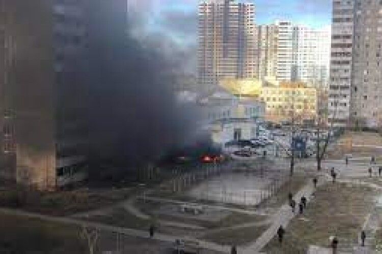 Росія обстріляла житловий масив в столиці: згоріло сім машин, постраждали будинки