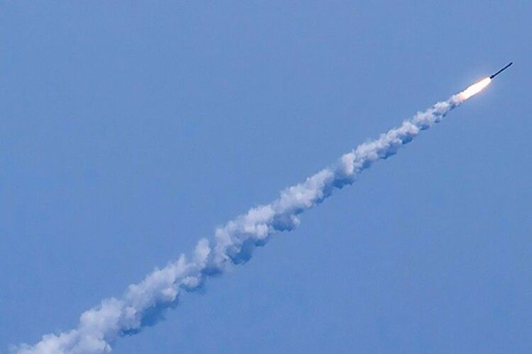 Ракетний удар по Києву та області: травмовані люди