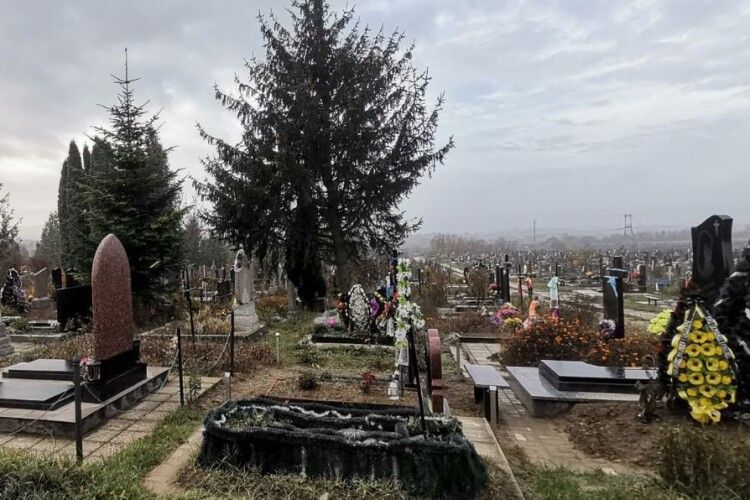 У березні з кладовищ Луцької громади вивезли десятки тонн сміття