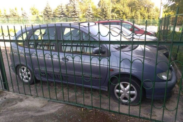 У пункті пропуску Устилуг митники вилучили у громадянина автомобіль з підробленими документами