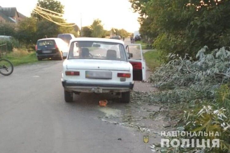 У селі біля Луцька легковик збив пішохода: чоловіка шпиталізували (Фото)