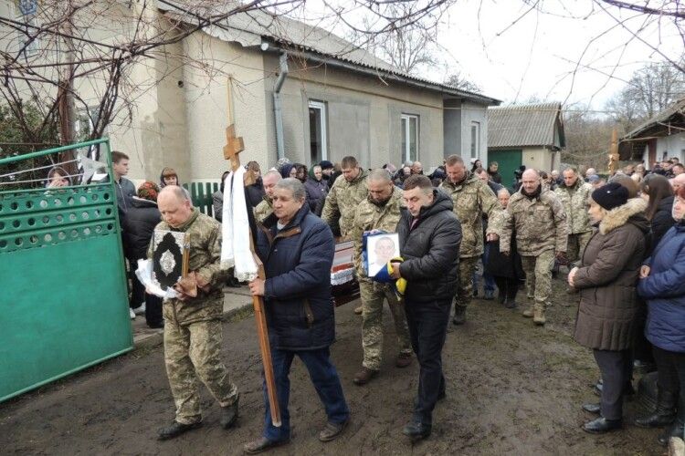 Залишилися двоє дітей: на Львівщині попрощалися із 39-річним Героєм