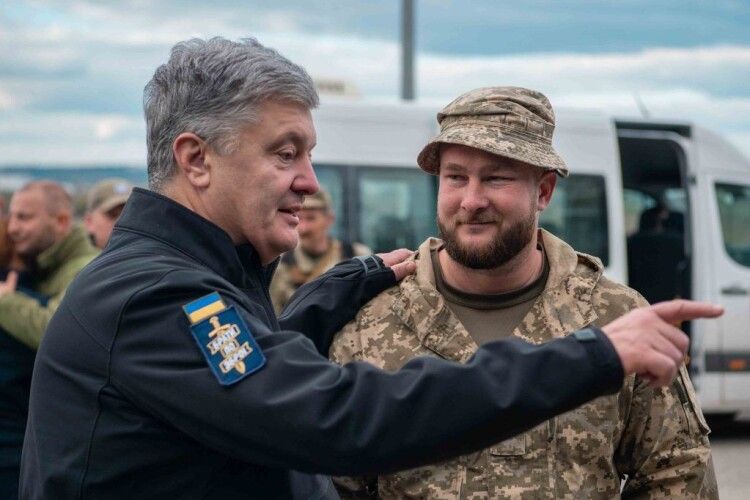 Щоб армійський побут був комфортним: Порошенко привіз спеціальний подарунок для бригади, яка звільняла Ізюм