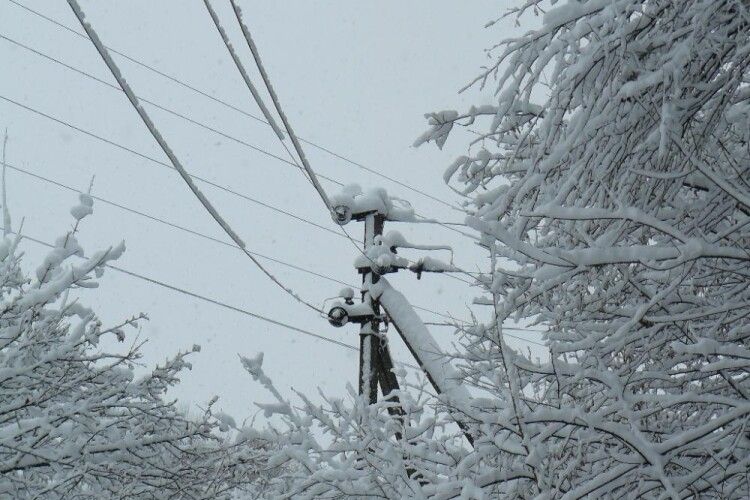 На Рівненщини через налипання снігу розірвались лінії зв'язку