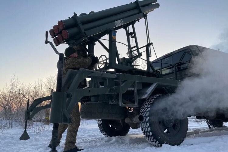 Невпинні «м'ясні атаки» росії виснажують українські сили — CNN 