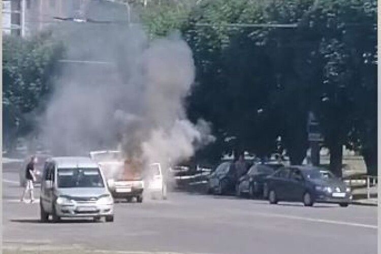 У Луцьку під час руху загорілася автівка (Відео)