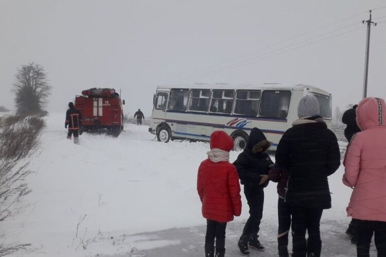 На Волині рятувальники витягнули з замету шкільний автобус (Фото, відео)