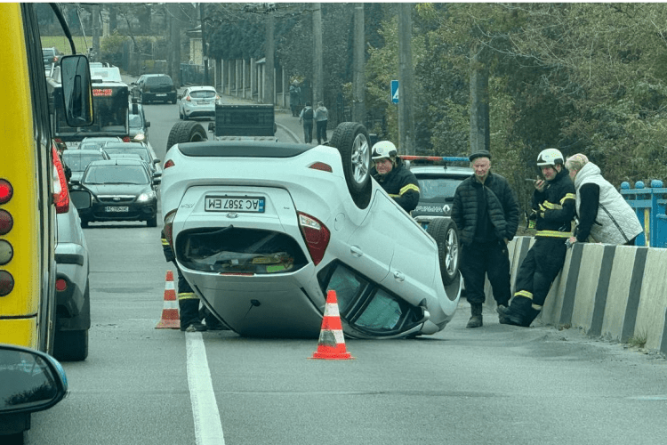 У Луцьку посеред дороги перекинулася автівка