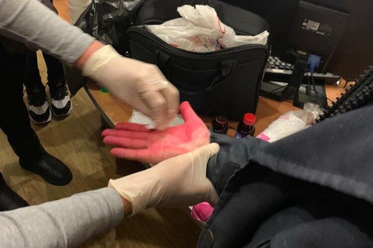 СБУ затримала головного інспектора митниці на вимаганні хабарів з комерсантів за імпорт товарів (Фото)