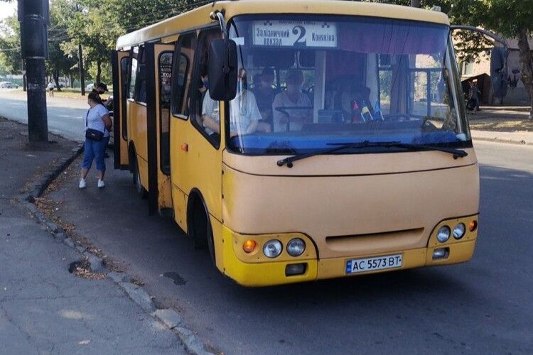У Луцьку патрульні зупинили водія маршрутки, який перевозив пасажирів без масок (Фото)