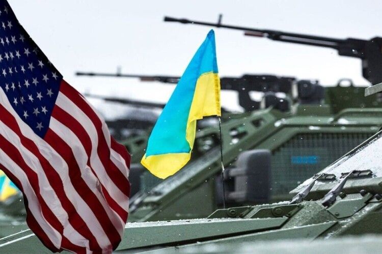 Зеленський: «Військова допомога Україні від США не зупинена, слава богу».