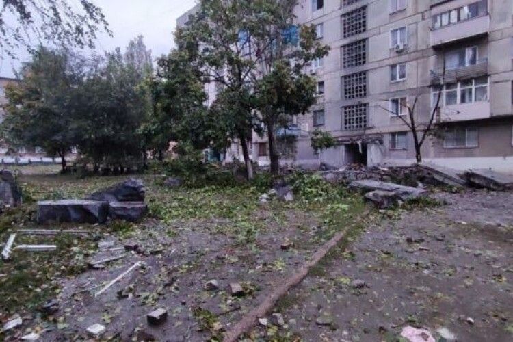У Торецьку на Донеччині з розбитої ракетами багатоповерхівки витягнули 19 людей (Фото)