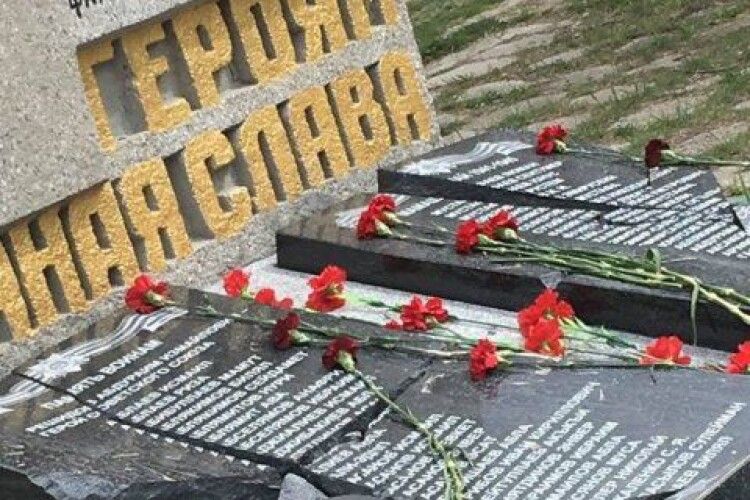 У Севастополі розбили пам'ятник з іменами загиблих у Другу світову війну кримських татар