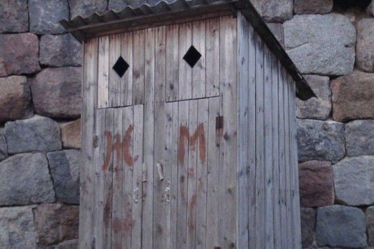 В Україні 680 шкіл мають вуличні туалети