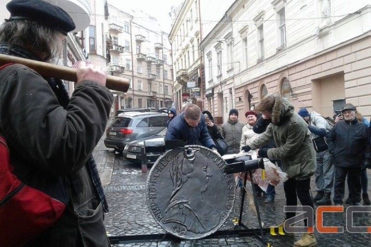 «Пам`ятник Невідомому корупціонеру» презентували у Чернівцях