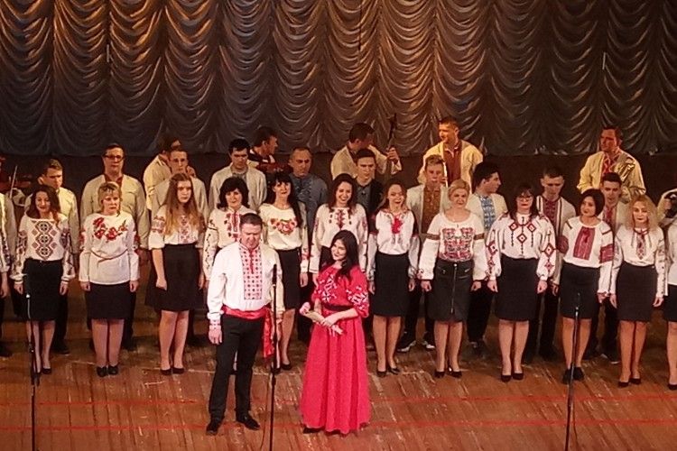 І директор НВК № 9 на сцені демонстрував свій талант (Фото)