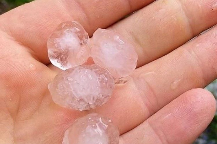 Львів накрило грозою та градом