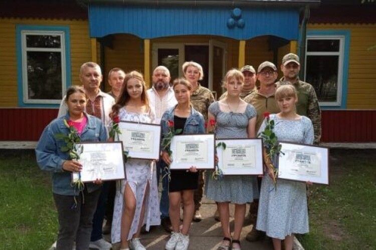 Дітей з Рівненщини нагородили від імені Головнокомандувача ЗСУ