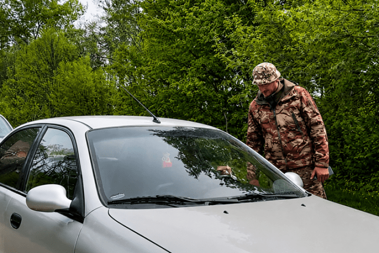 На Волині водій вантажівки протаранив авто ТЦК