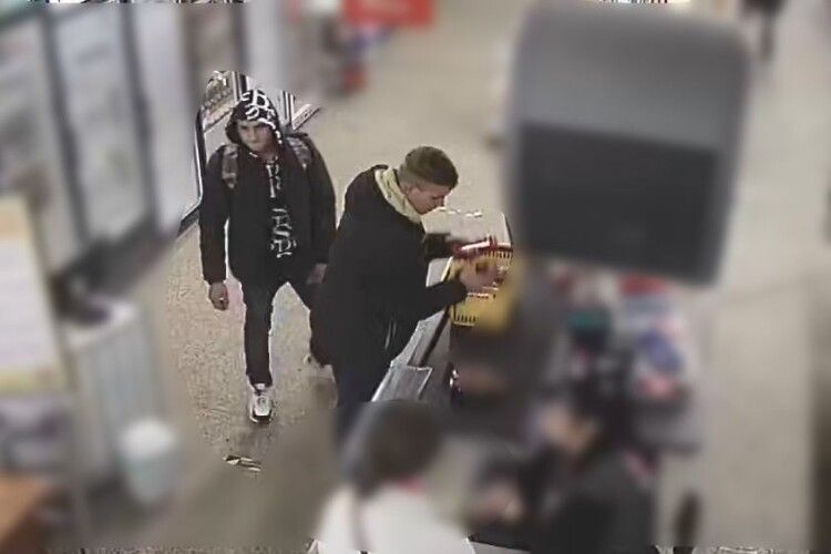 Шукають молодиків, які обікрали магазин у Рожищі (Фото)
