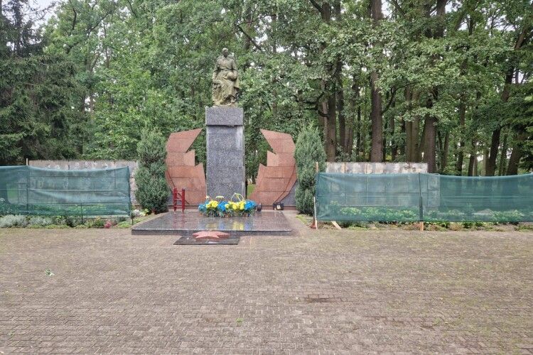 Дуже багато загиблих: у Ківерцях ремонтують стелу на меморіалі Слави