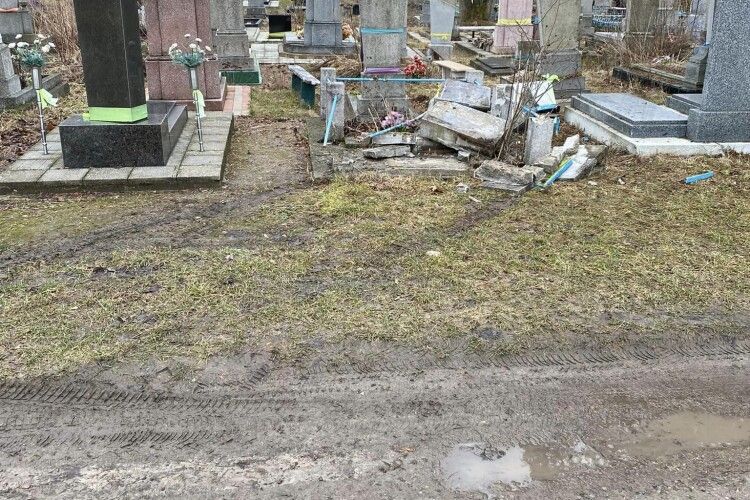 У Нововолинську невідомий в’їхав автівкою в могилу (Фото)