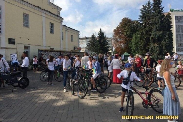 У Луцьку відбувся велопробіг у вишиванках (Фото)