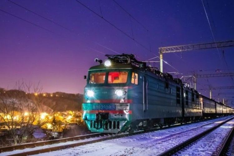 З потяга потрапила на операційний стіл, бо травмувала полиця