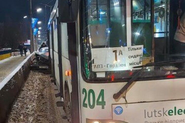 Водій «Мерседеса» був п'яний: деталі аварії за участю тролейбуса у Луцьку