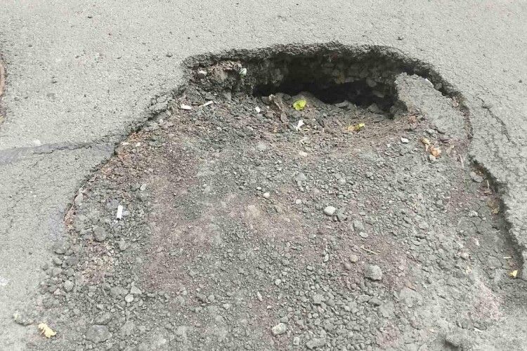 В обласному центрі Волині скаржаться на яму посеред двору