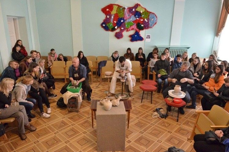 У Волинському обласному музеї провели гончарський симпозіум