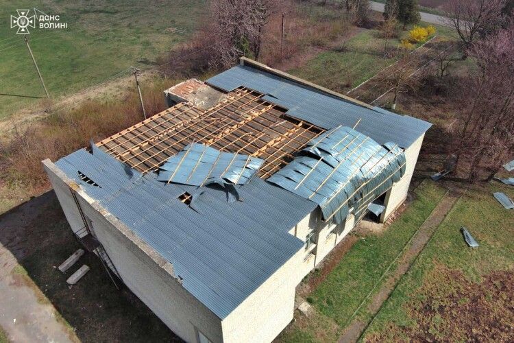 Зірвані дахи лікарень та шкіл: рятувальники Волині ліквідували наслідки негоди 