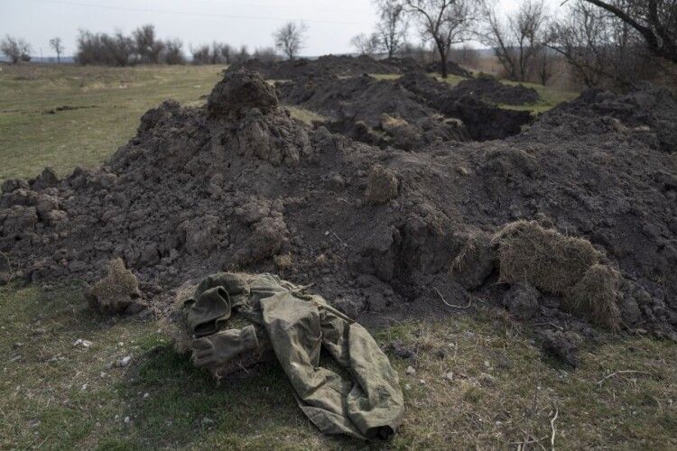 Окупанти риють окопи, лягають і піднімають ноги догори