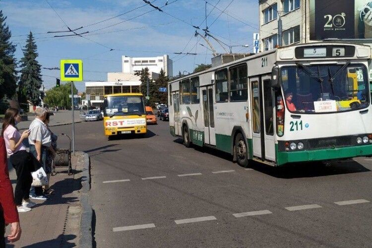 Луцькі патрульні зупиняють автобуси з пасажирами