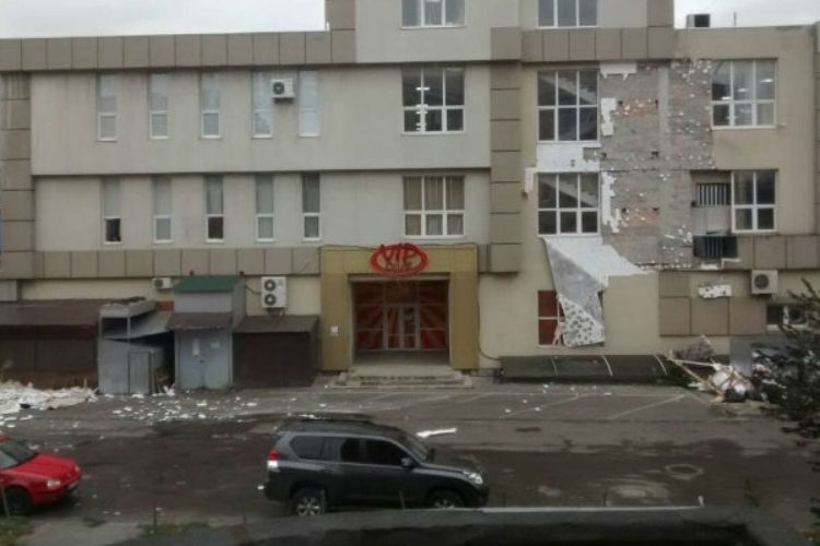 У Рівному негода пошкодила фасад торгового центру (ФОТО)